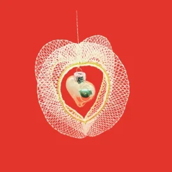 3D-Herz aus Klöppelspitze mit innenhängendem silbernem Herz – Goldgarn-Verzierung & Handarbeit – edle Dekoration