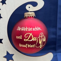 Die Welt ist schön, weil du drauf bist - Personalisierte Weihnachtskugel mit Lasergravur