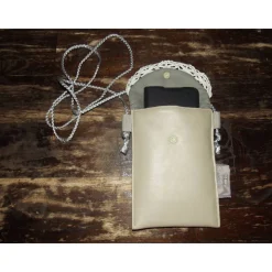 Dirndl Handytasche, Trachtenhandtäschchen aus beigem Kunstleder mit Edelweißstickerei