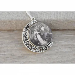 Doppelseitiges Memorial Mond Anhänger für Brautstrauß mit Platz für zwei Fotos – Handgefertigt, personalisierbar