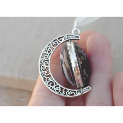 Doppelseitiges Memorial Mond Anhänger für Brautstrauß mit Platz für zwei Fotos – Handgefertigt, personalisierbar