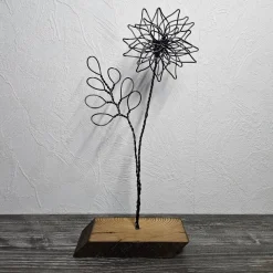 Drahtblume auf Massivholzbrett, minimalistisch, handmade, ca. 34 cm hoch