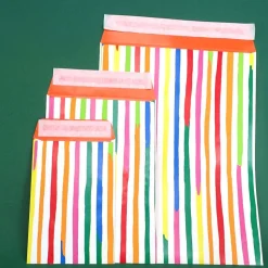 Drei bunt gestreifte Papier Flachbeutel in 3 Größen