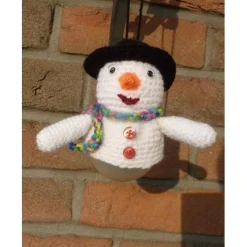 Drei gehäkelte Schneemänner auf einer Weihnachtsbaumkugel