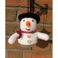 Drei gehäkelte Schneemänner auf einer Weihnachtsbaumkugel