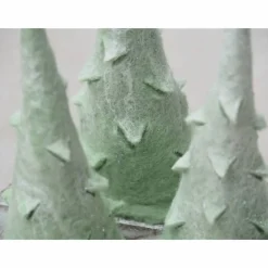 Drei kleine Filz Tannenbäume aus dem Naturmaterial Wolle in Handarbeit gefilzt; Produkt #479415