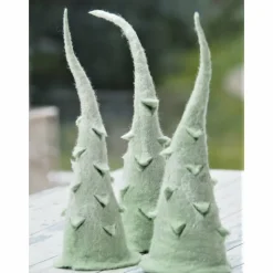 Drei kleine Filz Tannenbäume aus dem Naturmaterial Wolle in Handarbeit gefilzt; Produkt #479415