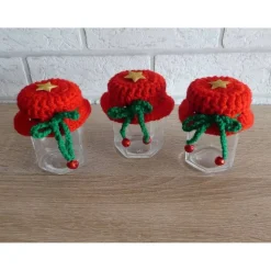 Drei kleine Gläser mit Schraubverschluss gehäkeltem Mützchen mit Stern und Metall-Glöckchen - rot-grün