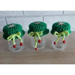 Drei kleine Gläser mit Schraubverschluss gehäkeltem Mützchen mit Stern und Metall-Glöckchen - grün-rot
