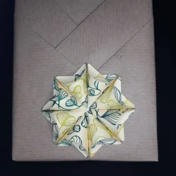 Dreidimensionale Geschenkanhänger aus Papier mit grünen Blättern – Origami Blüte in zwei Farben