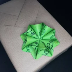 Dreidimensionale Geschenkanhänger aus Papier mit grünen Blättern – Origami Blüte in zwei Farben