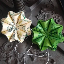 Dreidimensionale Geschenkanhänger aus Papier mit grünen Blättern – Origami Blüte in zwei Farben