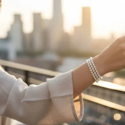 Dreireihiges Perlenarmband Champagner – Handgefertigt & Elegant | Pearl Embrace