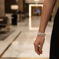 Dreireihiges Perlenarmband Champagner – Handgefertigt & Elegant | Pearl Embrace