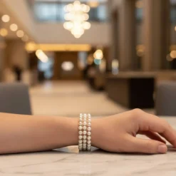 Dreireihiges Perlenarmband Champagner – Handgefertigt & Elegant | Pearl Embrace