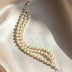 Dreireihiges Perlenarmband Champagner – Handgefertigt & Elegant | Pearl Embrace