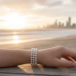 Dreireihiges Perlenarmband Champagner – Handgefertigt & Elegant | Pearl Embrace
