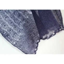 Dunkelblauer zarter Schal aus Kid-Mohair, leichtes Tuch für Trachtenhochzeit, gestrickte Stola marineblau, Geschenk Frau
