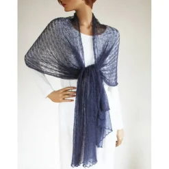 Dunkelblauer zarter Schal aus Kid-Mohair, leichtes Tuch für Trachtenhochzeit, gestrickte Stola marineblau, Geschenk Frau