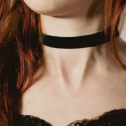 Dunkelgrünes Samthalsband für das Oktoberfest – Handgemachte Trachtenkette als eleganter Dirndl Schmuck