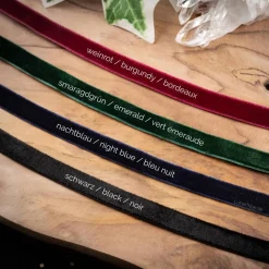 Dunkelgrünes Samthalsband für das Oktoberfest – Handgemachte Trachtenkette als eleganter Dirndl Schmuck