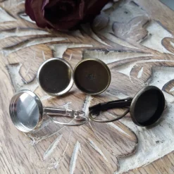 dunkles lila Ohrringe u Ringe Cabochonschmuck verschiedene Fassungen handbemalt