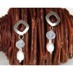 Edelstahlohrstecker mit weißen Süßwasserzuchtperlen und hellblauen Chalcedon-Würfel, eingehängtem Element, Accessoire