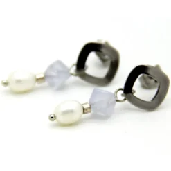 Edelstahlohrstecker mit weißen Süßwasserzuchtperlen und hellblauen Chalcedon-Würfel, eingehängtem Element, Accessoire