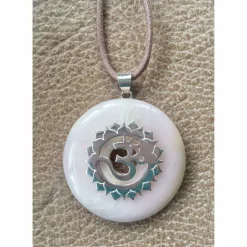 Edelstein-Donutkette , zart-rosa Manganocalcit, mit einem Donuthalter „Kronen-/Scheitel-Chakra“aus 925er Silber