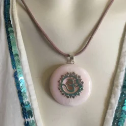 Edelstein-Donutkette , zart-rosa Manganocalcit, mit einem Donuthalter „Kronen-/Scheitel-Chakra“aus 925er Silber