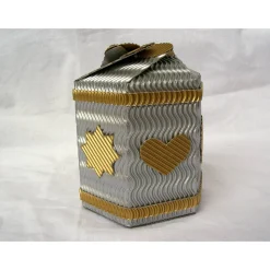 Edle Geschenkbox aus silber- und goldfarbener 3D-Wellpappe