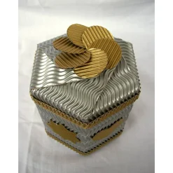 Edle Geschenkbox aus silber- und goldfarbener 3D-Wellpappe