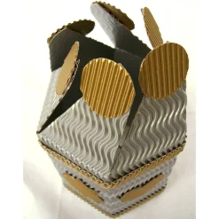Edle Geschenkbox aus silber- und goldfarbener 3D-Wellpappe