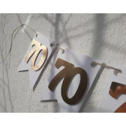 Edle Girlande zum 70. Geburtstag in Weiß und Gold. Wimpel, Wimpelkette in angesagten Trendfarben