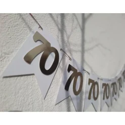 Edle Girlande zum 70. Geburtstag in Weiß und Gold. Wimpel, Wimpelkette in angesagten Trendfarben