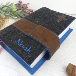 Edle Gotteslobhülle & Bibelhülle aus Filz mit Kork – personalisiertes Geschenk zur Kommunion, Firmung & Konfirmation