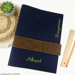 Edle Zeugnismappe A4 personalisiert – Dunkelblau aus Filz & Kork, Geschenk zur Einschulung Junge