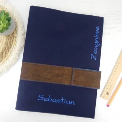 Edle Zeugnismappe A4 personalisiert – Dunkelblau aus Filz & Kork, Geschenk zur Einschulung Junge
