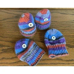 Eierwärmer-Mützen für den festlich gedeckten Tisch, Eierwärmer-Mützen in rot-blau-schwarz mit Knopfverzierung