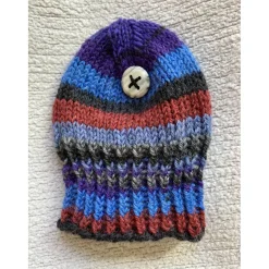 Eierwärmer-Mützen für den festlich gedeckten Tisch, Eierwärmer-Mützen in rot-blau-schwarz mit Knopfverzierung