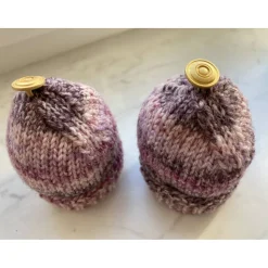 Eierwärmer-Mützen für den festlich gedeckten Tisch, Eierwärmer-Mützen in verschiedenen Farbstellungen mit Goldknopf