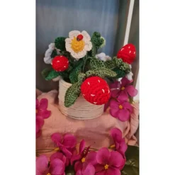 Ein liebevoll gefertigtes Arrangement, aus handgehäkelten Erdbeeren aus 100% Baumwolle