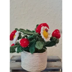 Ein liebevoll gefertigtes Arrangement, aus handgehäkelten Erdbeeren aus 100% Baumwolle