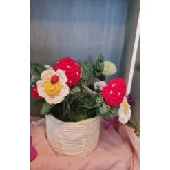 Ein liebevoll gefertigtes Arrangement, aus handgehäkelten Erdbeeren aus 100% Baumwolle