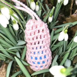 Eine Eierschleuder / Eiernetz / Ostereierschleuder / Ostereiernetz rosa