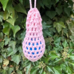 Eine Eierschleuder / Eiernetz / Ostereierschleuder / Ostereiernetz rosa