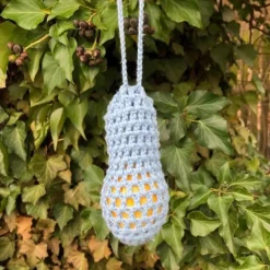 Eine Eierschleuder / Eiernetz / Ostereierschleuder / Ostereiernetz Babyblau