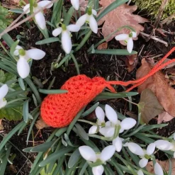 Eine Eierschleuder / Eiernetz / Ostereierschleuder / Ostereiernetz orange