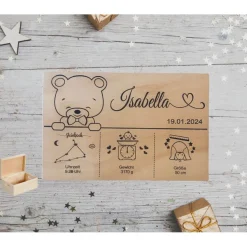 Eine personalisierte Baby-Erinnerungskiste mit einem niedlichen Teddybären – das ideale Holzgeschenk zur Geburt.