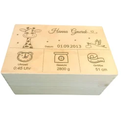 Eine personalisierte Baby-Erinnerungskiste mit einem niedlichen Giraffenmotiv – das perfekte Holzgeschenk zur Geburt.